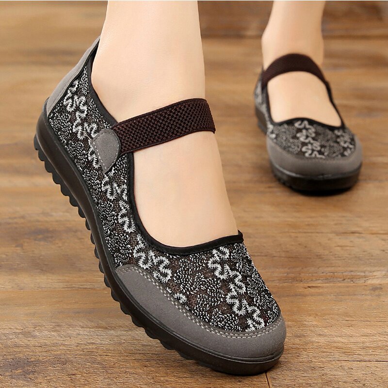 老北京布鞋夏季网鞋女奶奶平底洞洞中老年网面妈妈特大单鞋