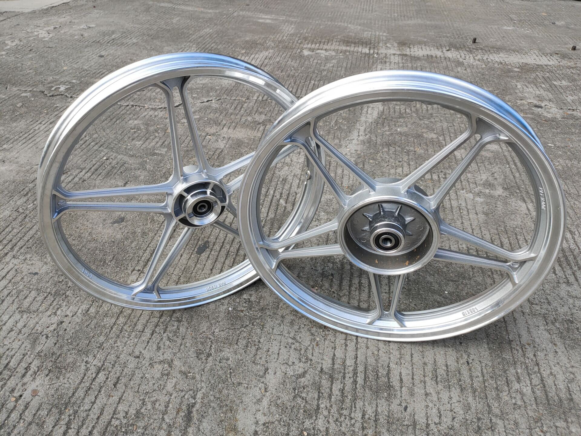 钢圈适配铃木钻豹hj125k-22a银豹hj1m25-77a摩托车摩托车轮毂