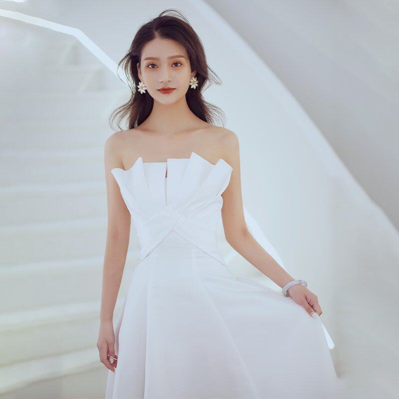 室内婚拍缎面抹胸气质轻婚纱2021夏新娘优雅齐地款出门纱收腰礼服