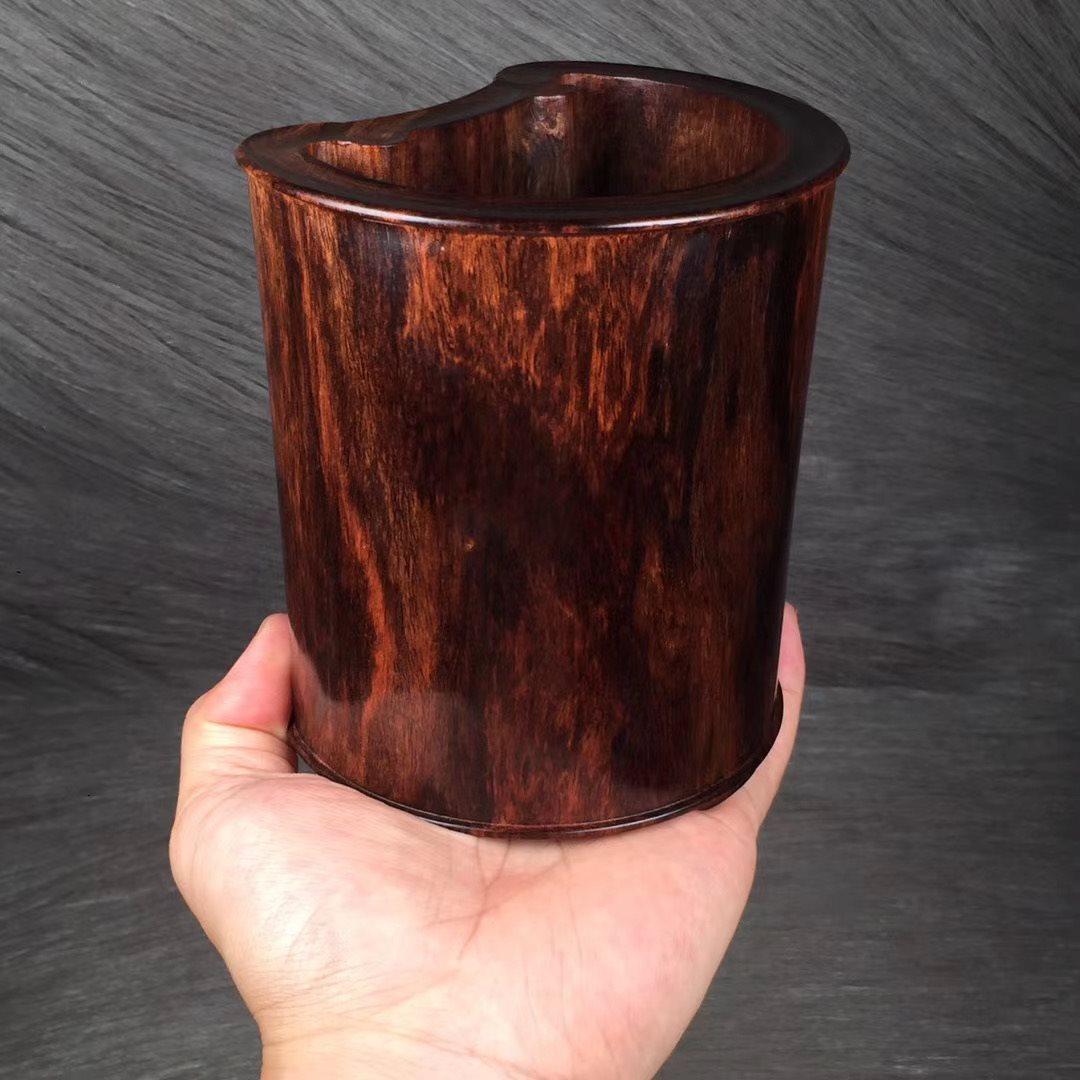 海南黄花梨木油梨老笔筒海黄满虎皮心形书桌红木摆件