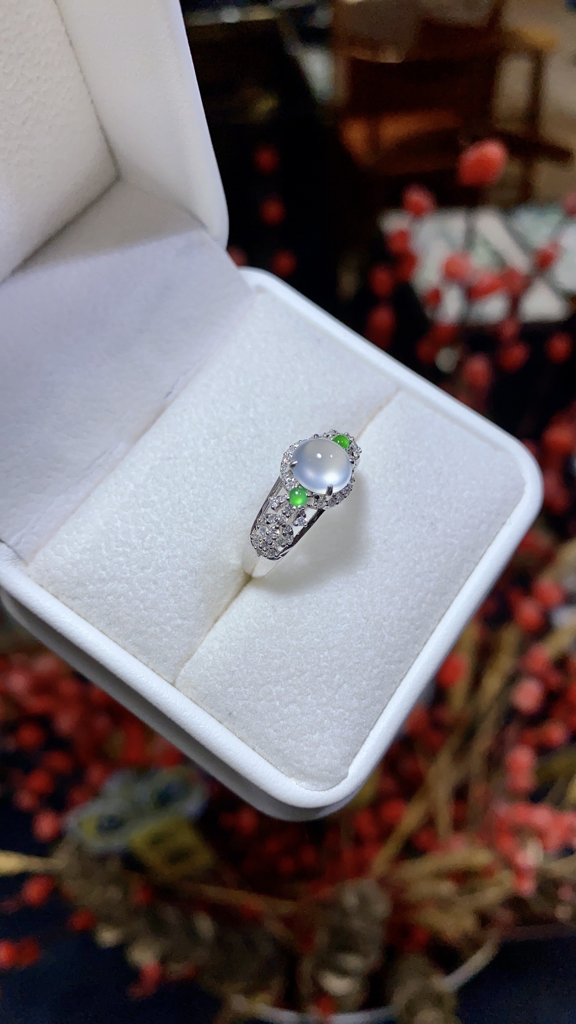 高级18k金钻石镶嵌天然缅甸a货玻璃种小翡翠蛋面戒指女款轻奢设计
