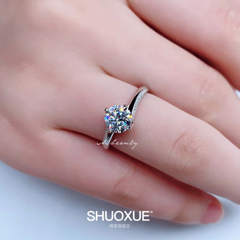 18k白金莫桑石钻戒单排小钻扭臂四爪情侣戒指女定制婚戒高档首饰