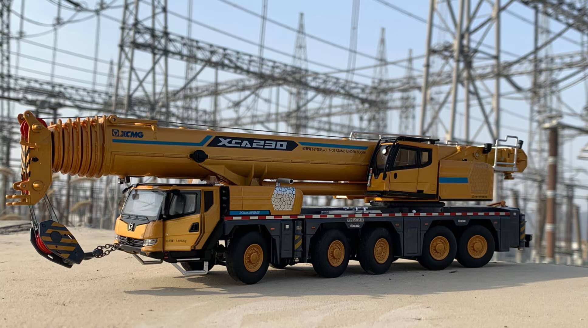 雅高2020徐工原厂xca230吊车模型金色驾驶室可开包车模