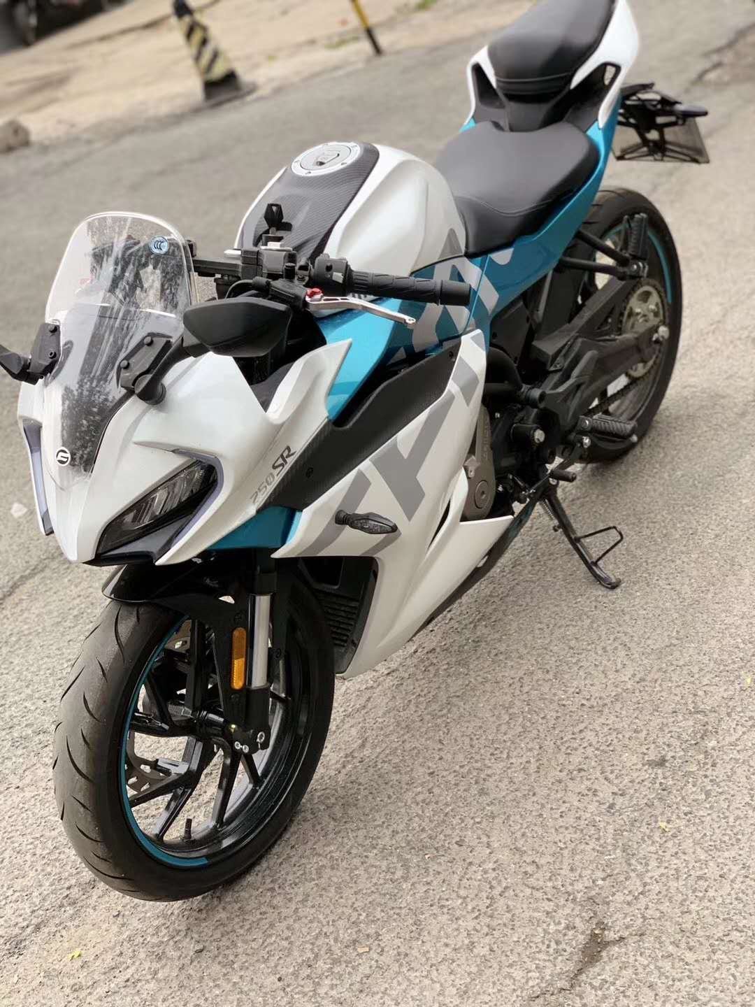 春风250sr跑车nk250街车400重机车双缸水冷电喷摩托车整车