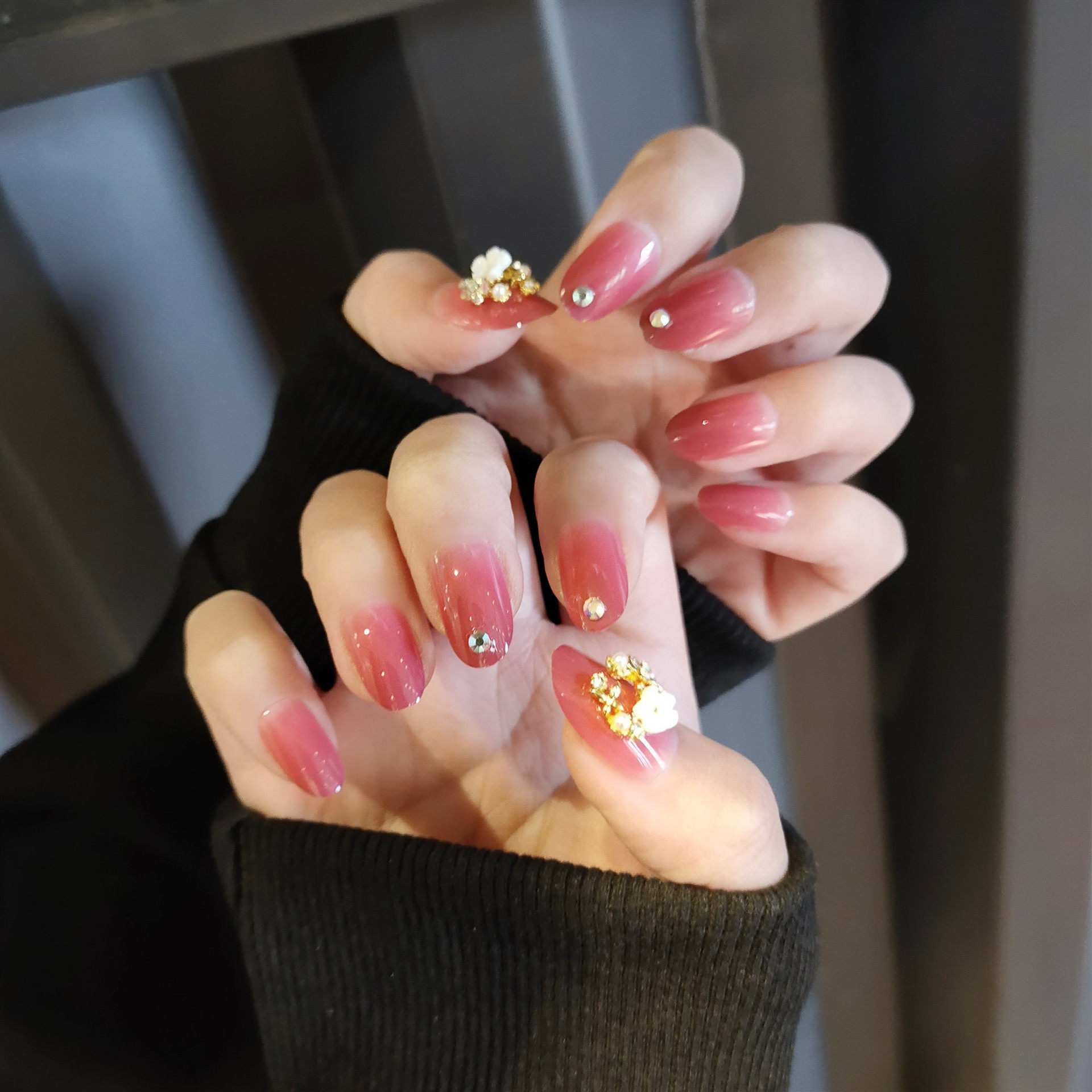 甜美桃红色花朵轻奢美甲甲片成品镶钻珍珠圆头美甲工具