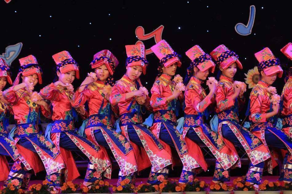 羌族表演肩铃群舞2020新款民族服装成人男女服装民族服装