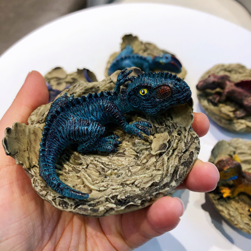 恐龙幼崽趴姿破壳蛋宝宝玩具实心硬胶模型彩色仿真