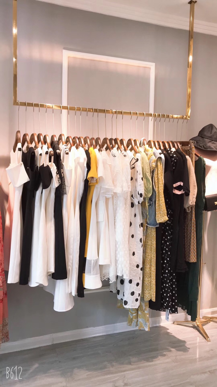 金色服装定制吊顶服装店衣柜挂衣衣架展示架挂杆服装展示架
