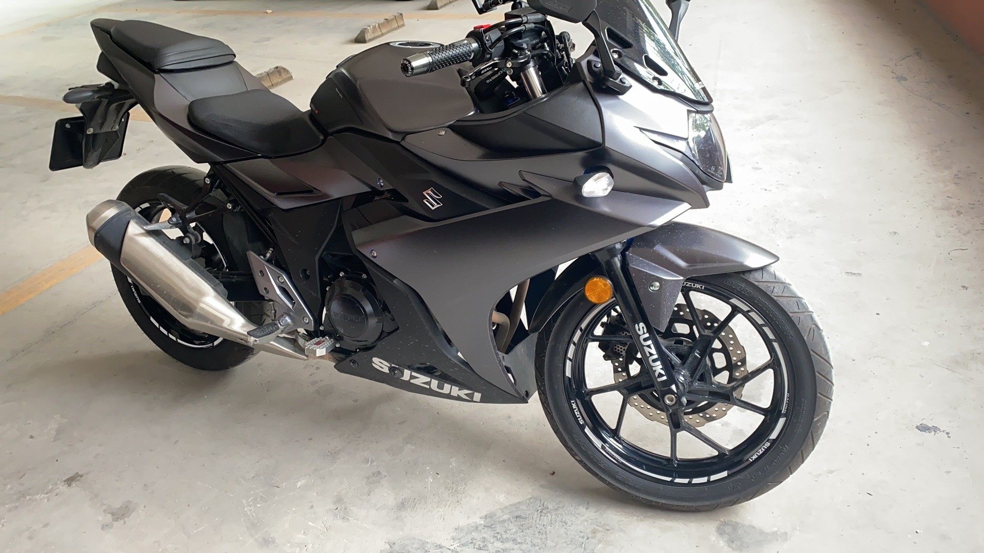 轮毂摩托车gsx250rgw250dl250改装车反光防水贴纸贴花贴纸