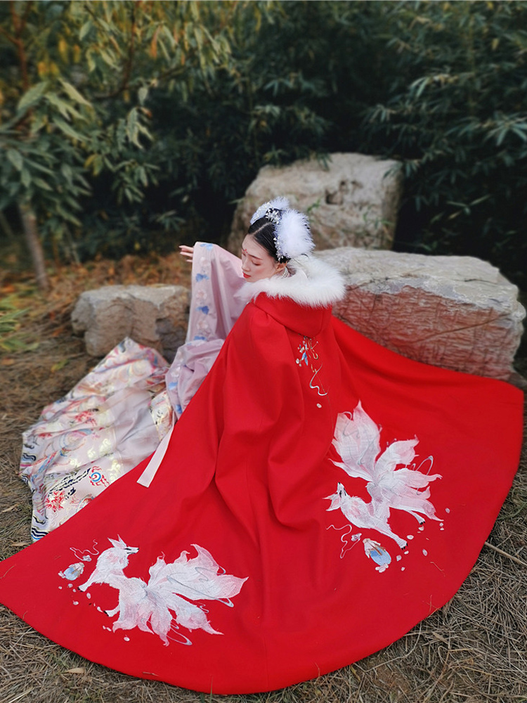 陛下兰他惜原创汉服九尾桃花狐大毛领重工绣花长款斗篷毛呢披风红