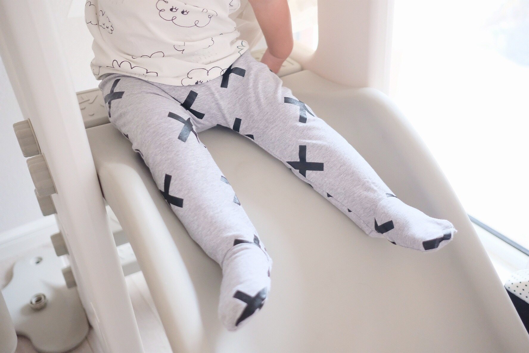 婴儿包脚裤宝宝修身连袜裤纯棉秋裤新生儿连脚裤春秋薄款大pp长裤