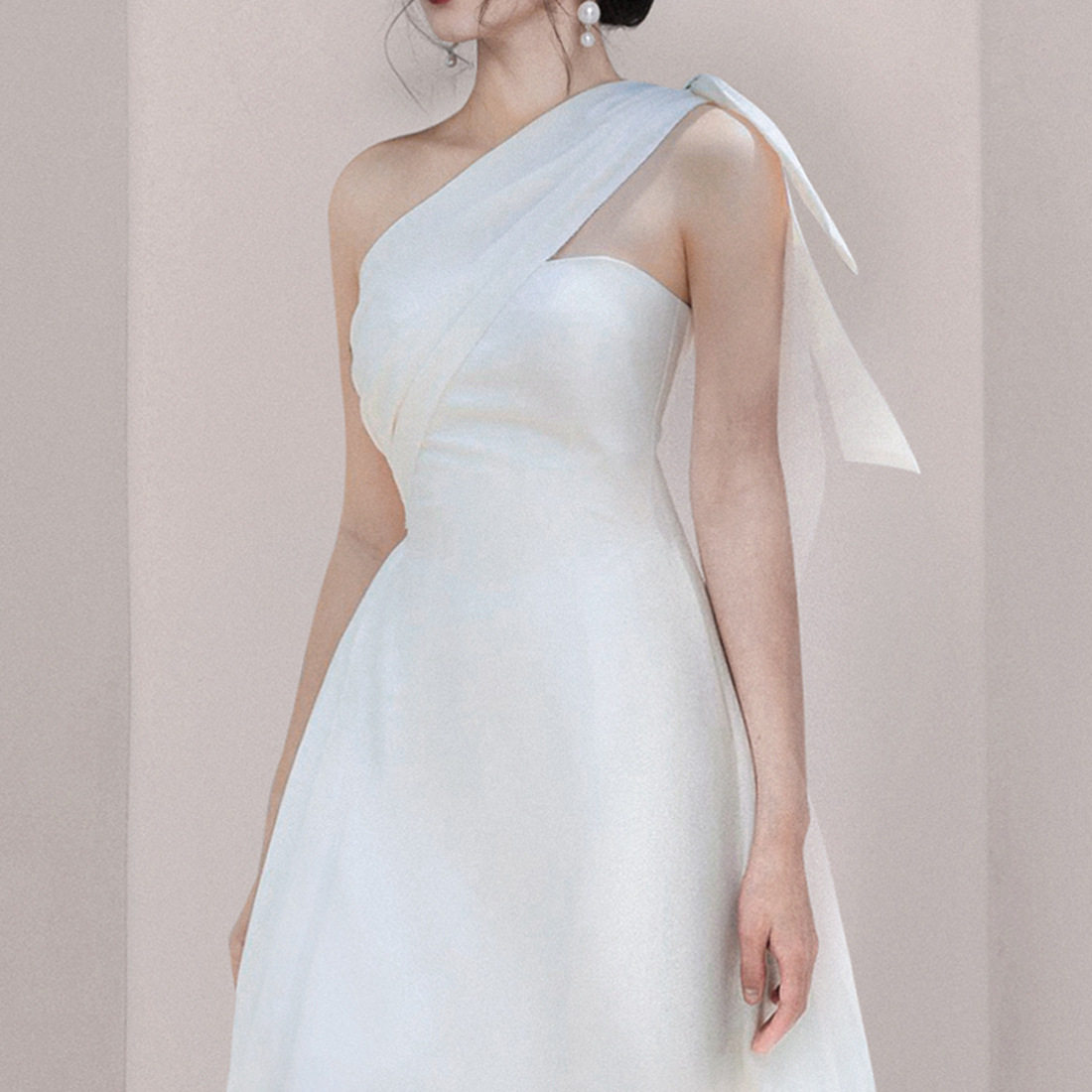 白色优雅高贵轻奢礼服宴会气质名媛小众设计单肩礼服