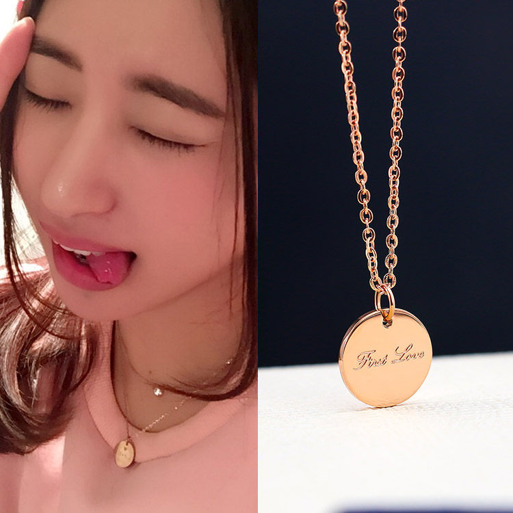 韩国金吊坠短款锁骨吊坠玫瑰圆牌18k钛钢气质项链
