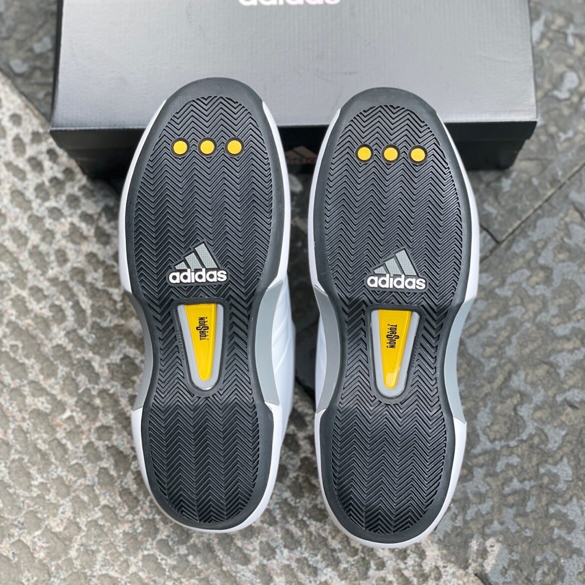 adidascrazy白黑2022年复刻科比面包复古实战篮球篮球鞋