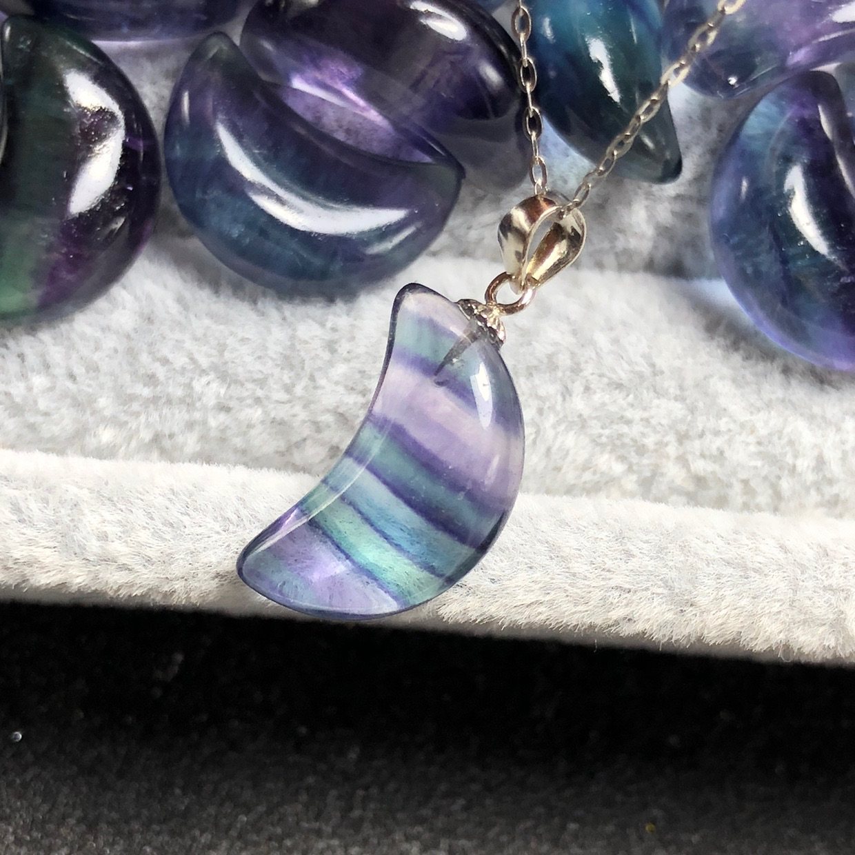 天然萤石月牙吊坠裸石绿色水晶小滴滴溜diy项坠