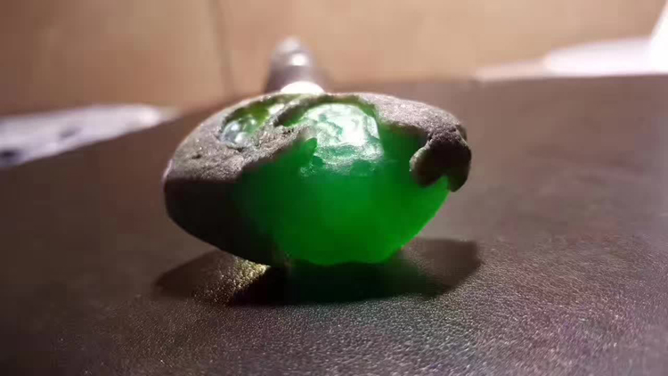 缅甸翡翠原石毛料帝王绿冰种 开窗莫西沙 色阳料挂件手镯玉玻璃