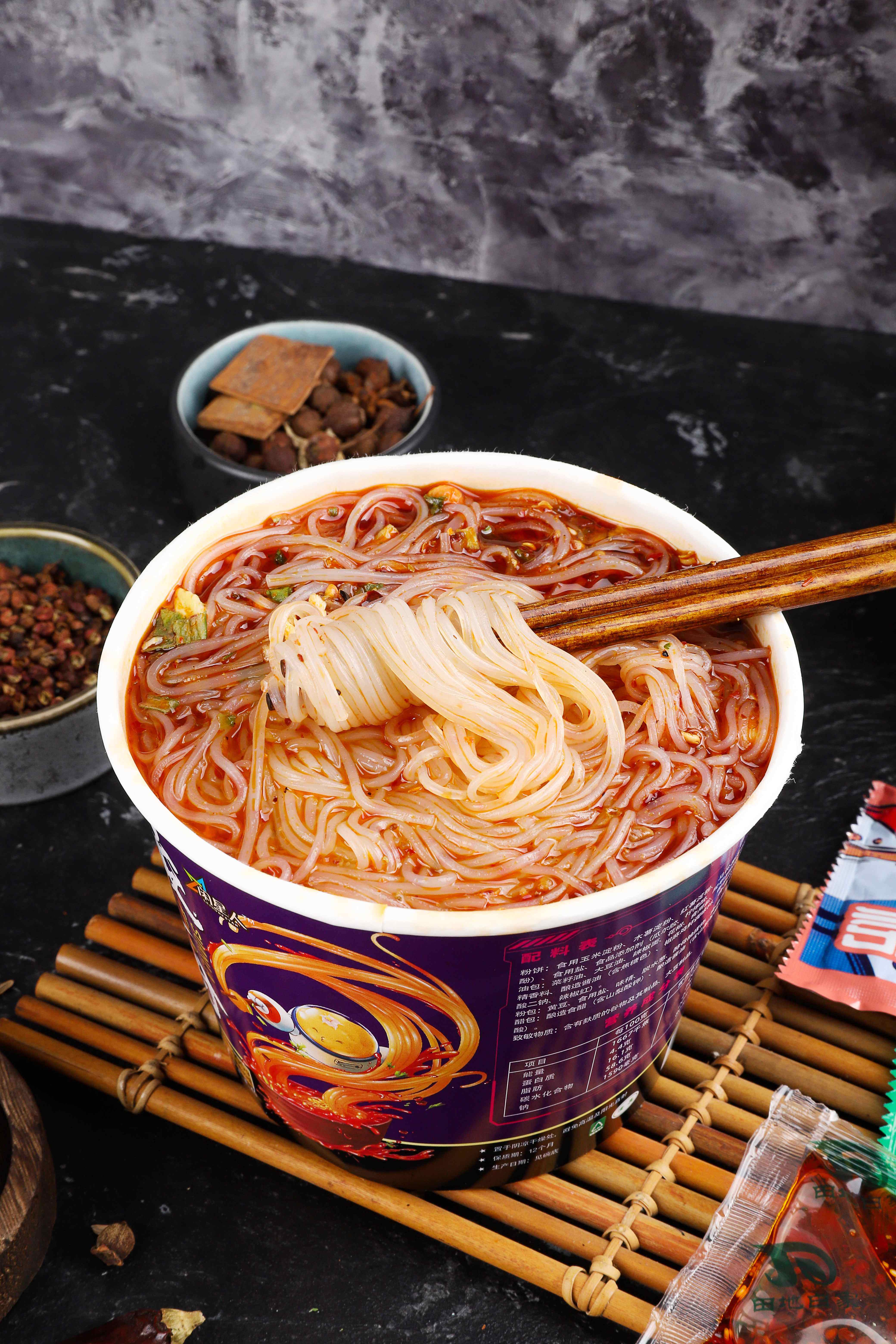 甘肃特产闲星人正宗酸辣速食桶装方便面整箱6桶螺蛳粉