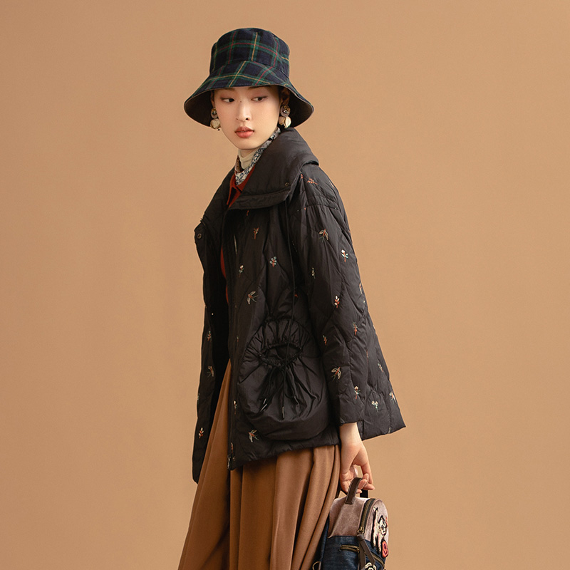 渔牌女装羽绒服2021年新款满身绣花大翻领抽绳羽绒外套女ffnd5045