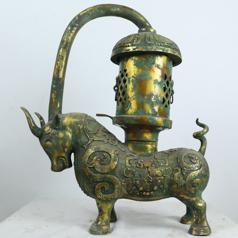 汉代宫廷牛灯油灯青铜器仿古工艺品鎏金动物客厅摆件
