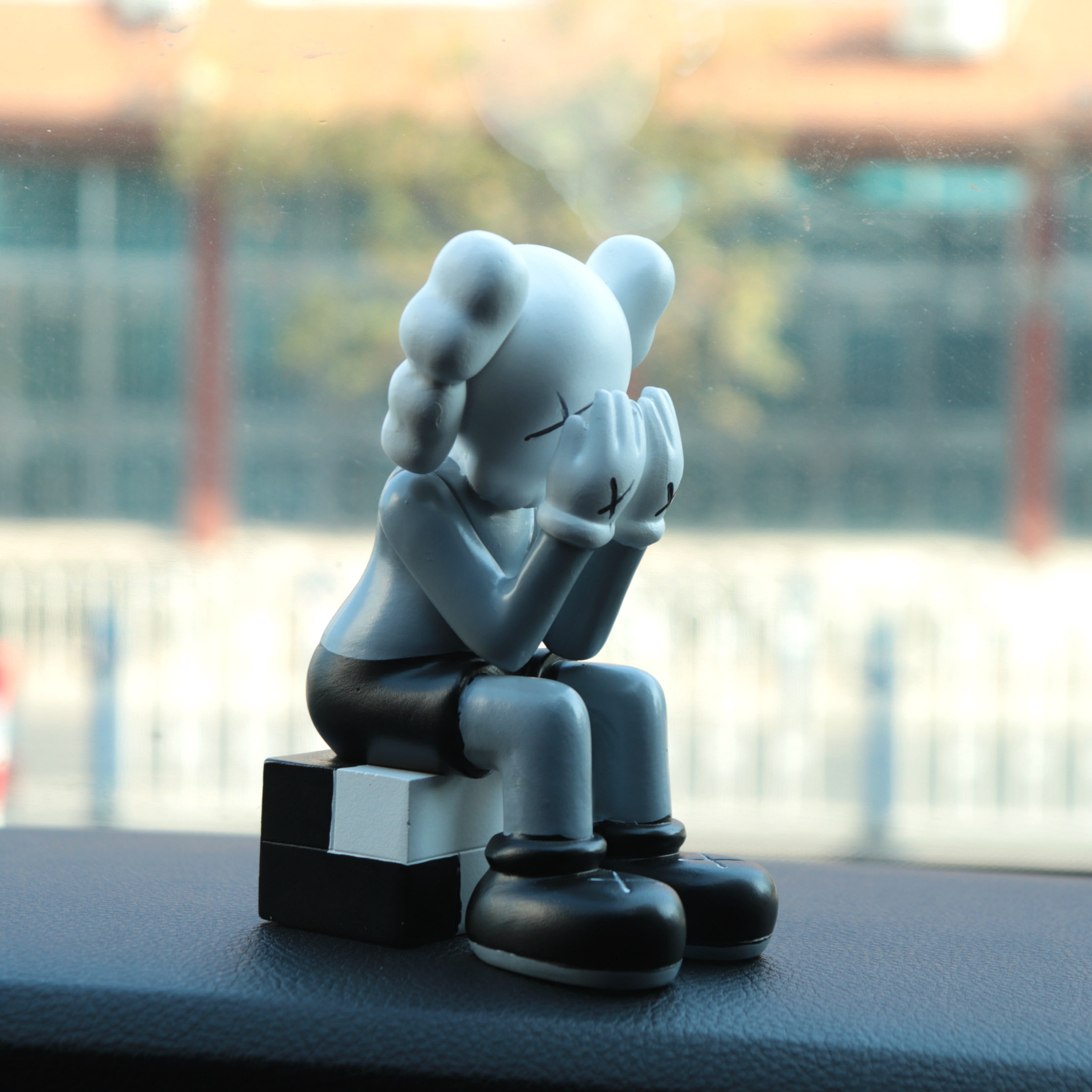 个性创意轻奢汽车摆件kaws考斯网红潮流公仔摆件