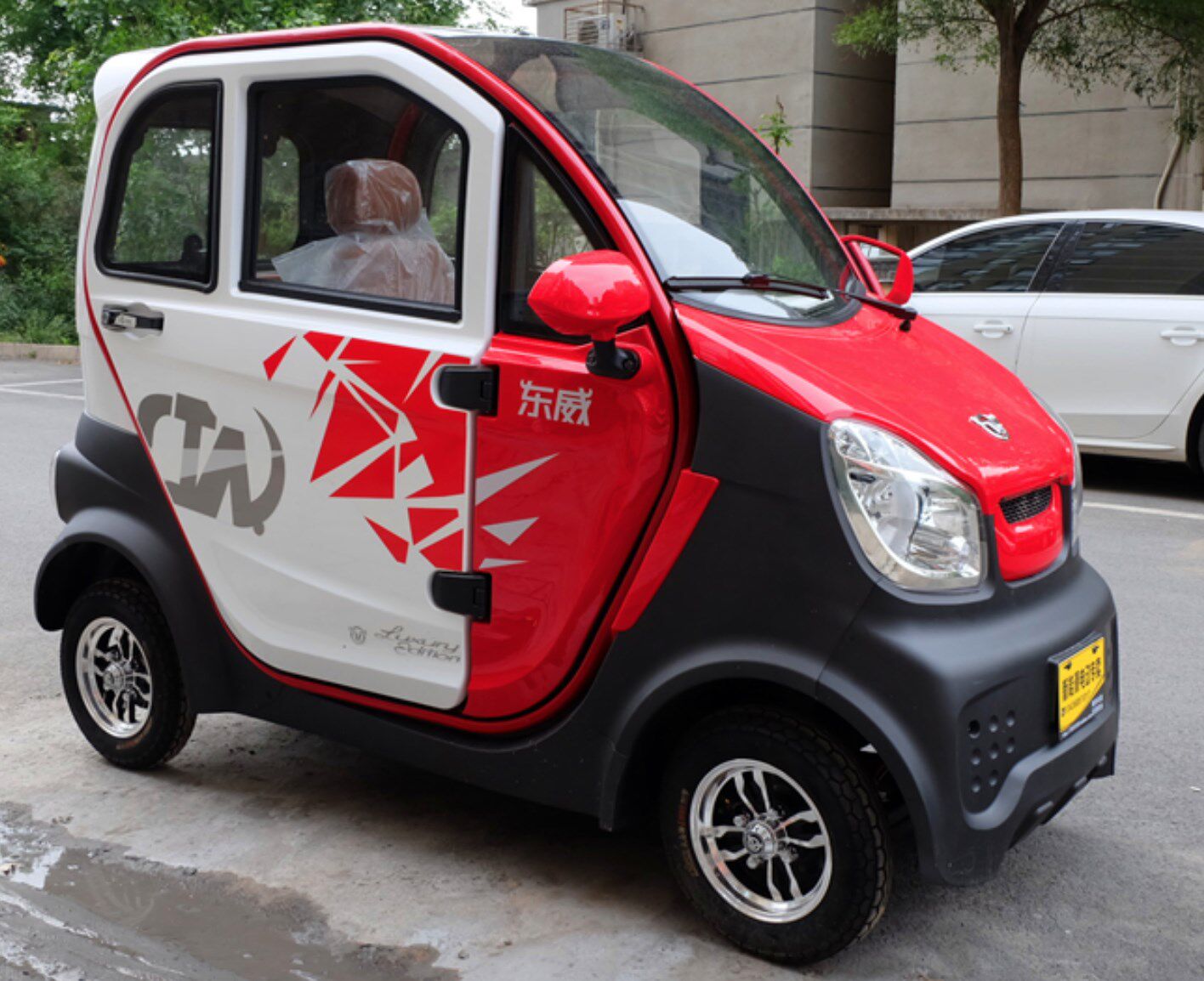 四轮东威a6la8plusq3q5电动车三轮车钢化玻门原装玻璃更多电动车零