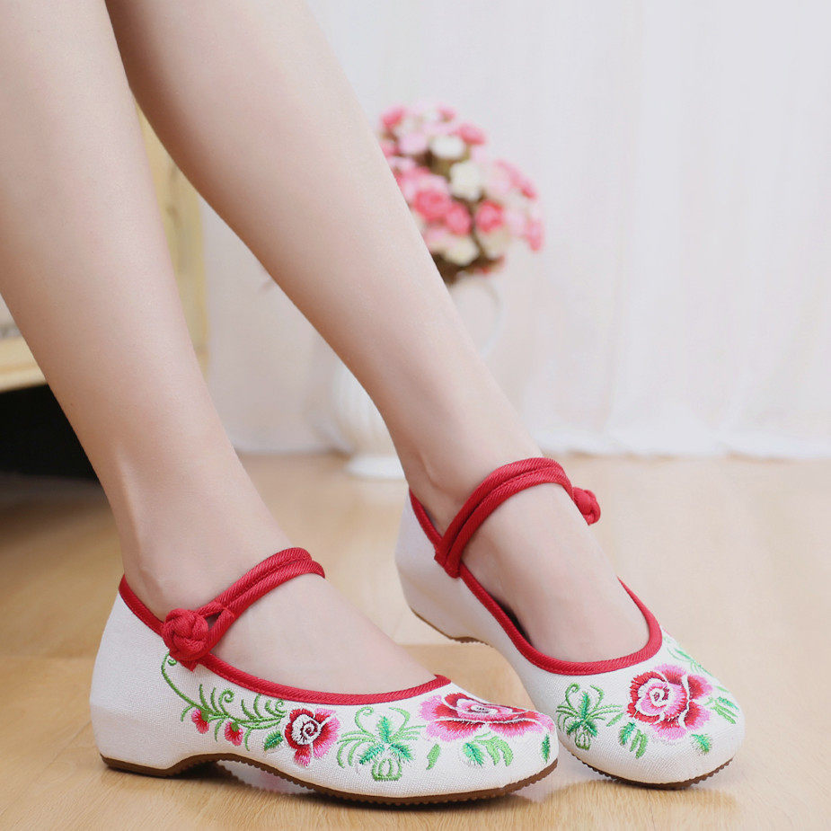 女士绣花鞋民族风老北京女布鞋春夏季牡丹花坡跟女单鞋广场舞蹈鞋