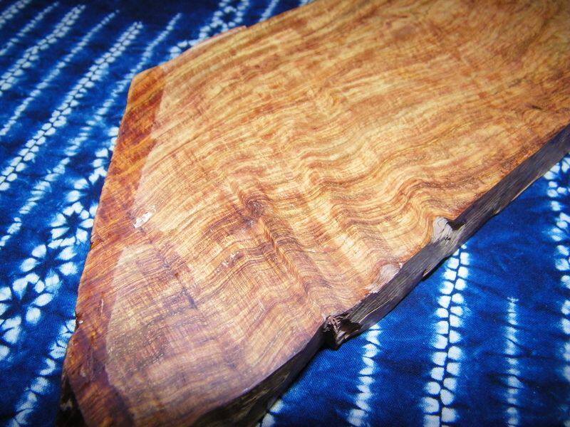 海南黄花梨爆满水波波纹满莹光黄金底原木料佛珠木雕