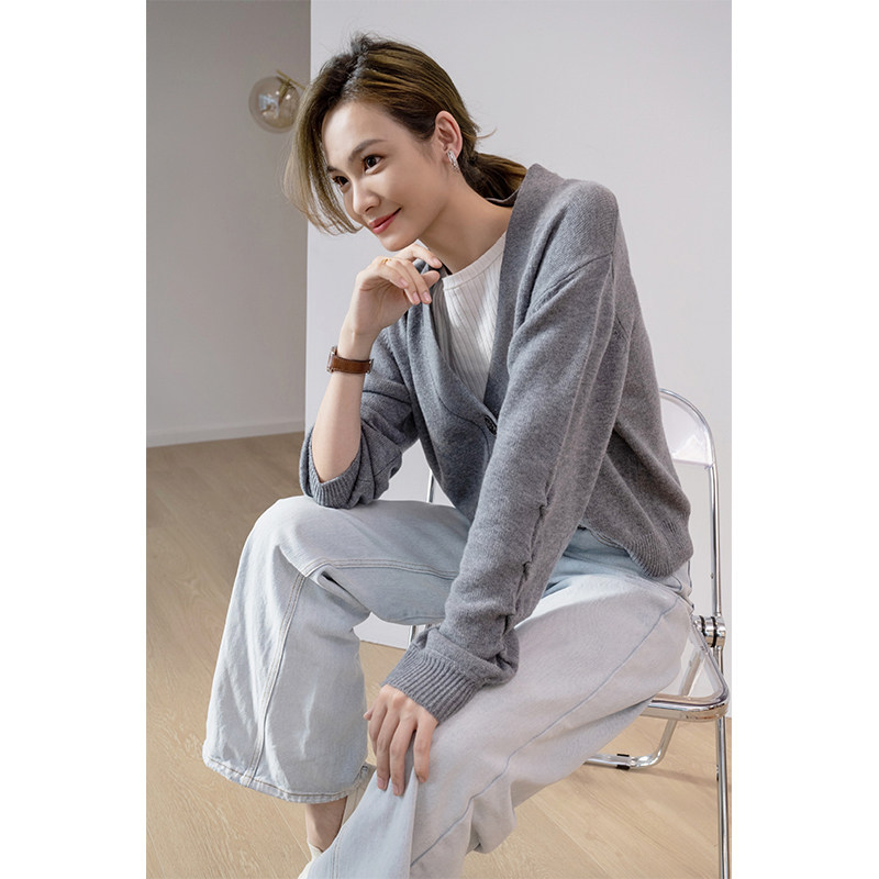 > 美洋meiyang > 美洋meiyang 抽褶全羊毛开衫 纯色压褶袖v领排扣毛衣