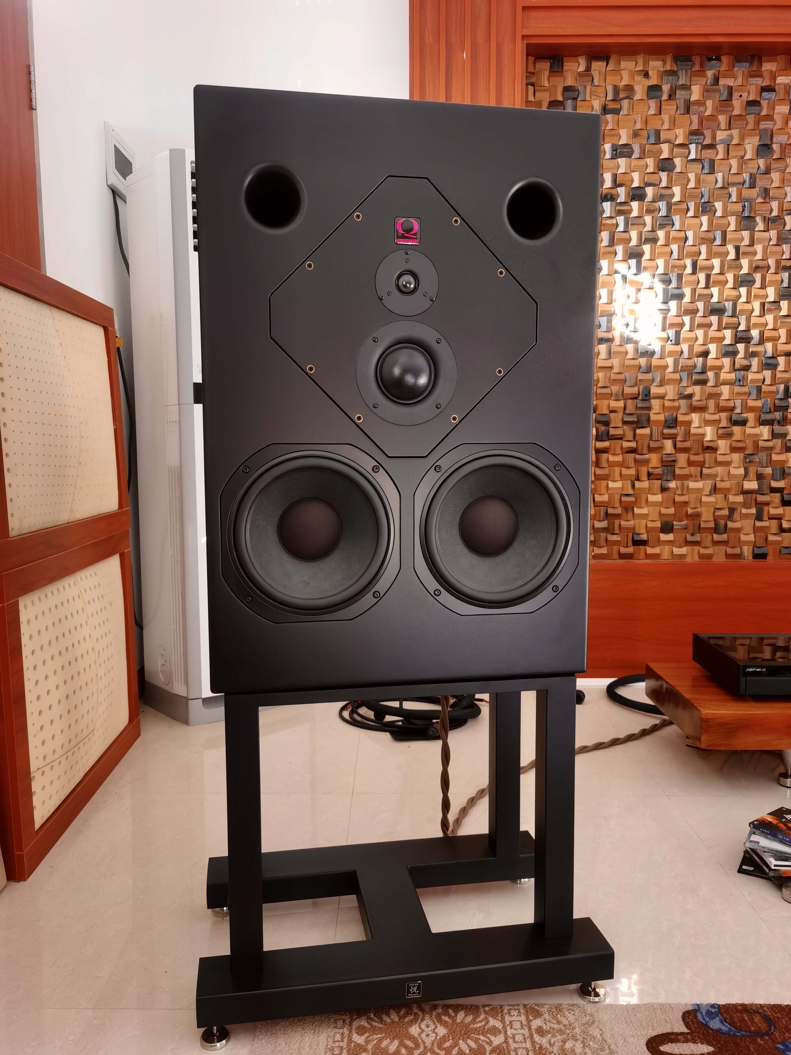 音响悦牌为英国questedhq210监听音箱定制四柱脚架音响脚架