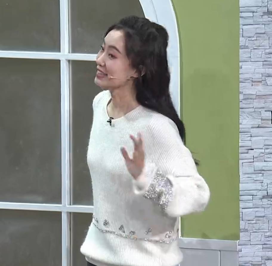 张小斐春晚同款毛衣2022白色衣服休闲钉珠亮片毛针织衫