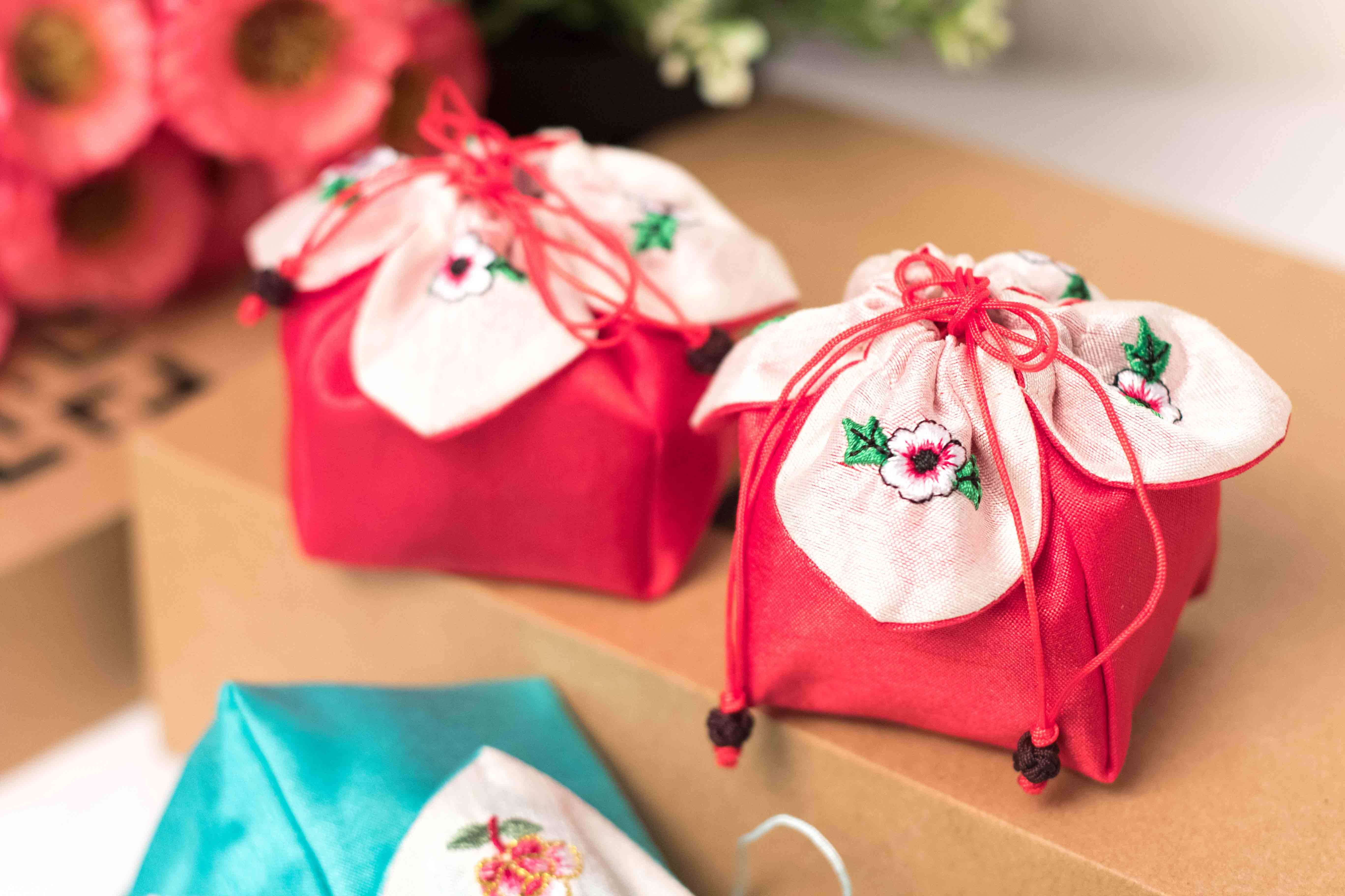 热卖订制新中式复古喜茶布袋元宝包绣花喜糖袋子创意喜蜜糖盒红色