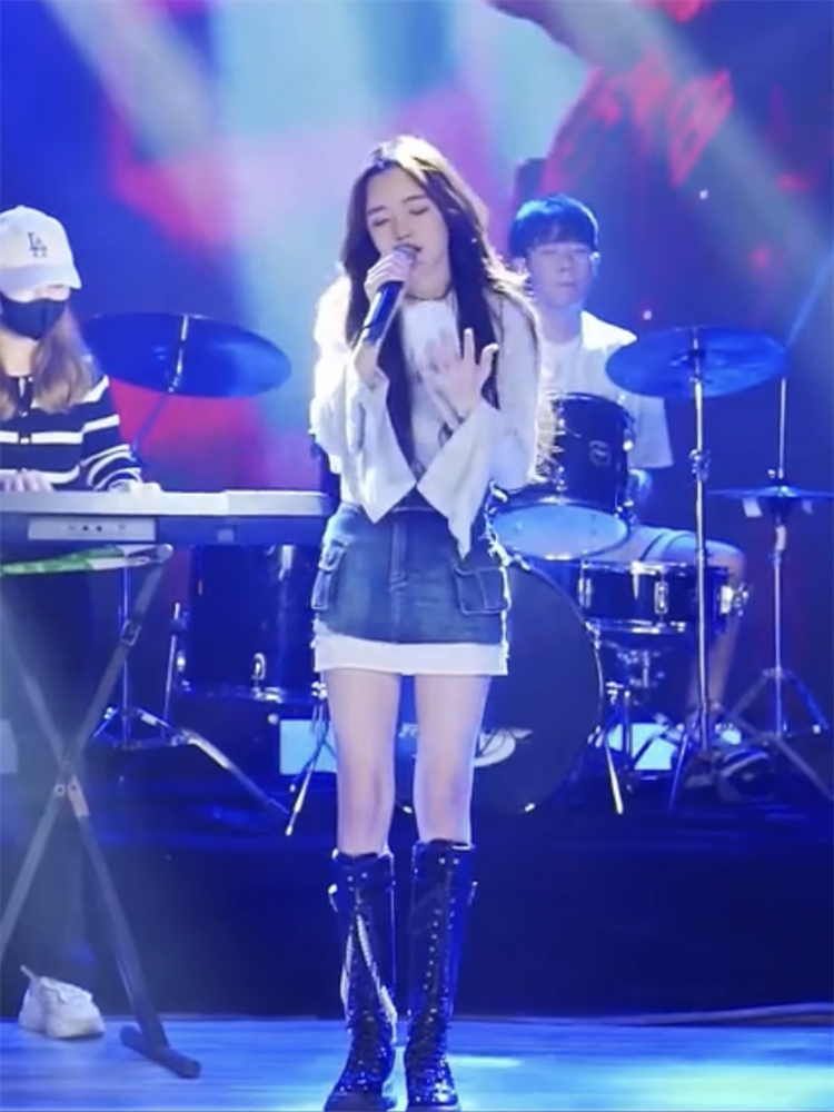 抖音飞带牛仔裙时尚牛时尚百搭衬衫开叉戴羽彤气质时尚套装