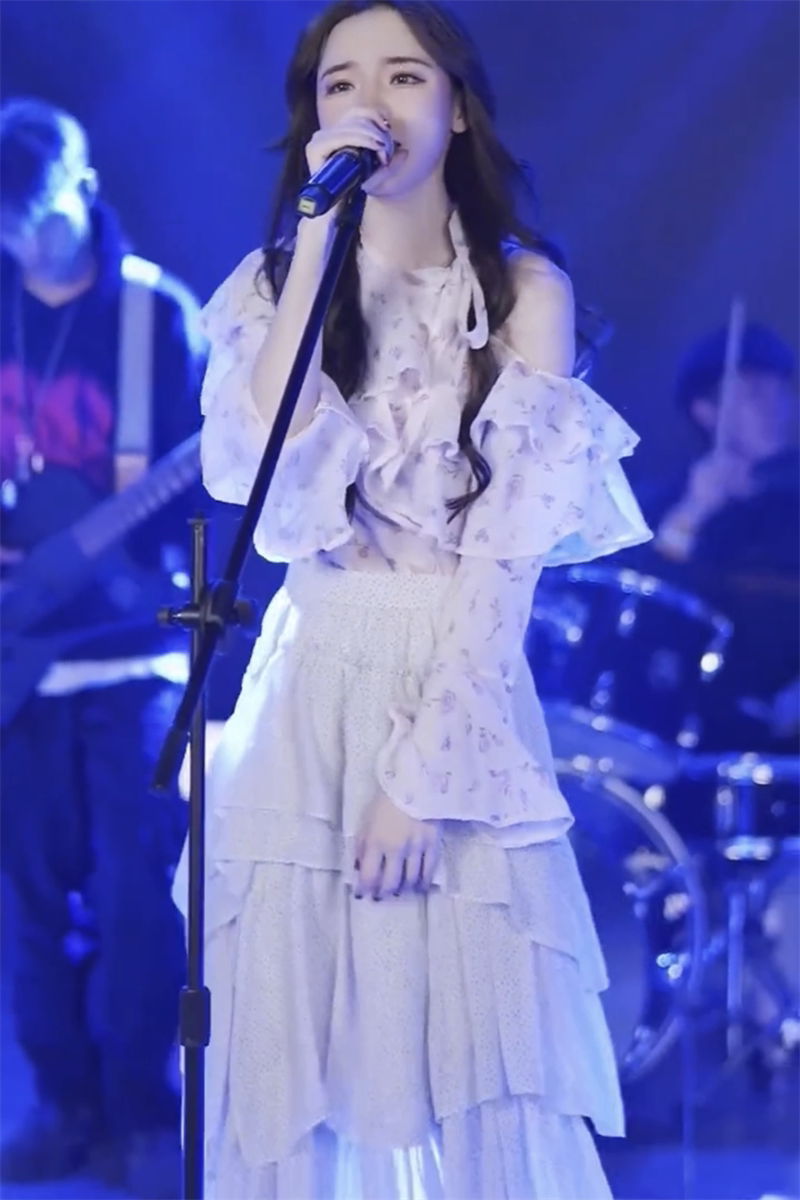 抖音戴羽彤歌曲我们的爱同款花色露肩衬衫波点半身时尚套装