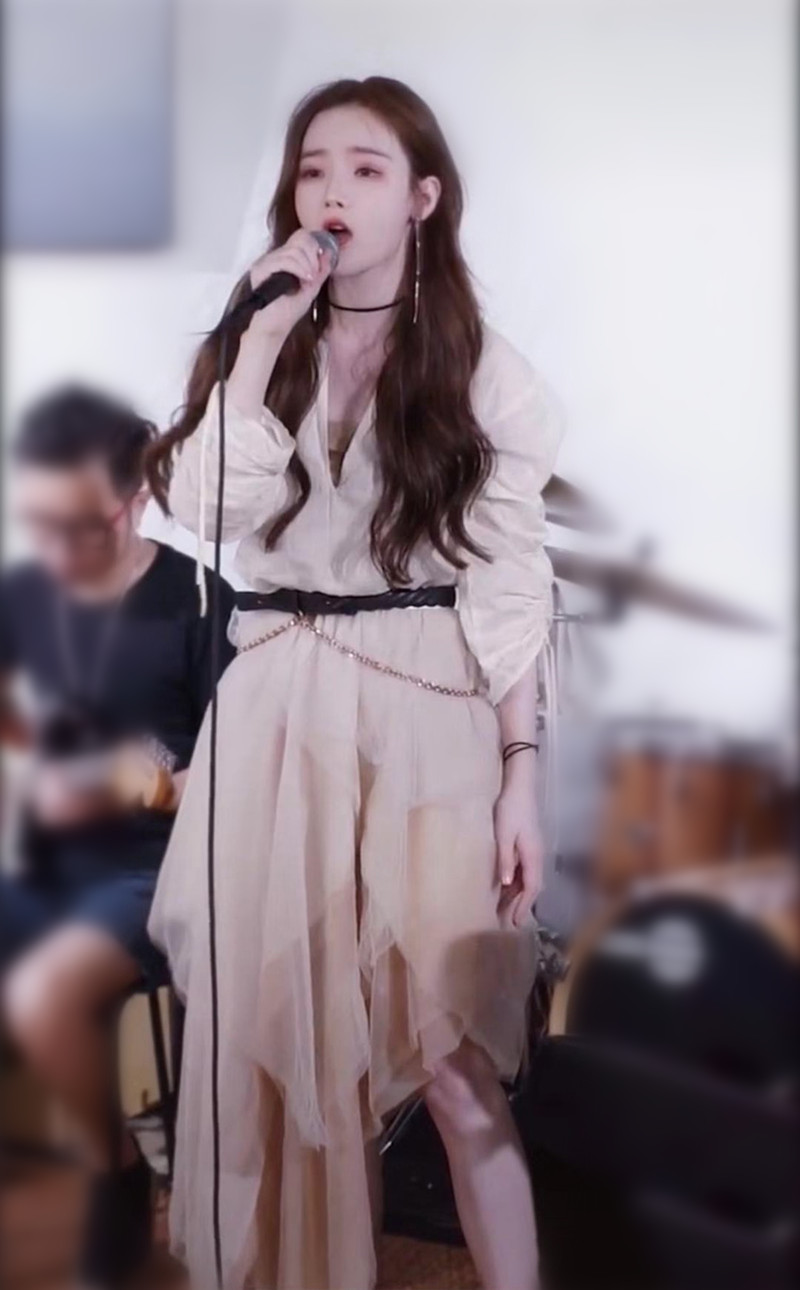 早秋秋季新女潮抖音戴羽彤黄昏同款网红杏色抽绳时尚套装