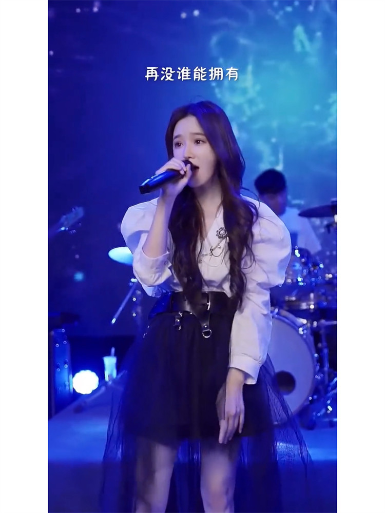 抖音胸花半身衬衫白色皮系戴羽彤穿搭演唱我们时尚套装