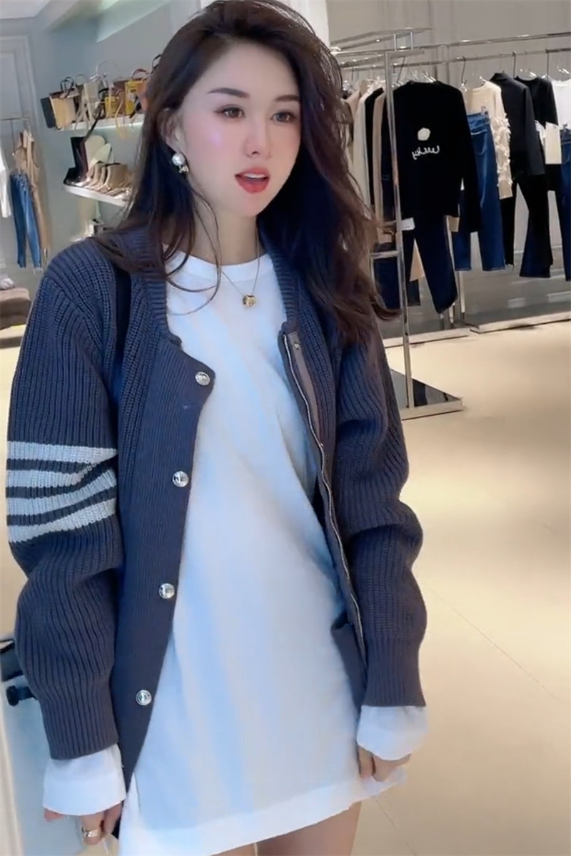 抖音王颖精品服饰店同款四条灰色针织开衫白色时尚套装