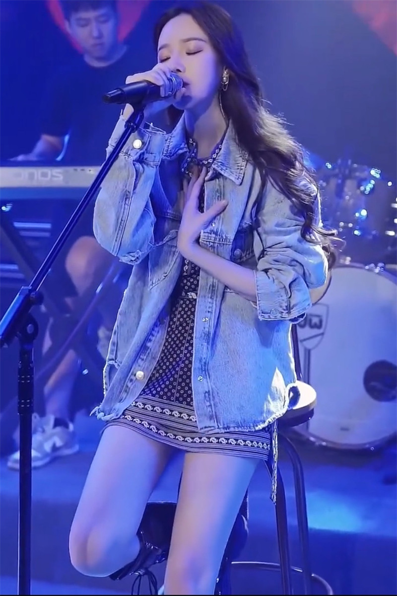 抖音戴羽彤同款浅蓝水洗牛仔外套花色衬衫短裙时尚套装