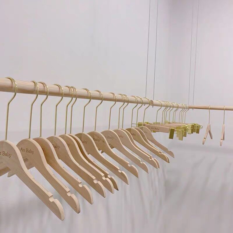 服装店吊顶悬挂原木挂衣钢丝绳吊挂实木木棍服装服装展示架