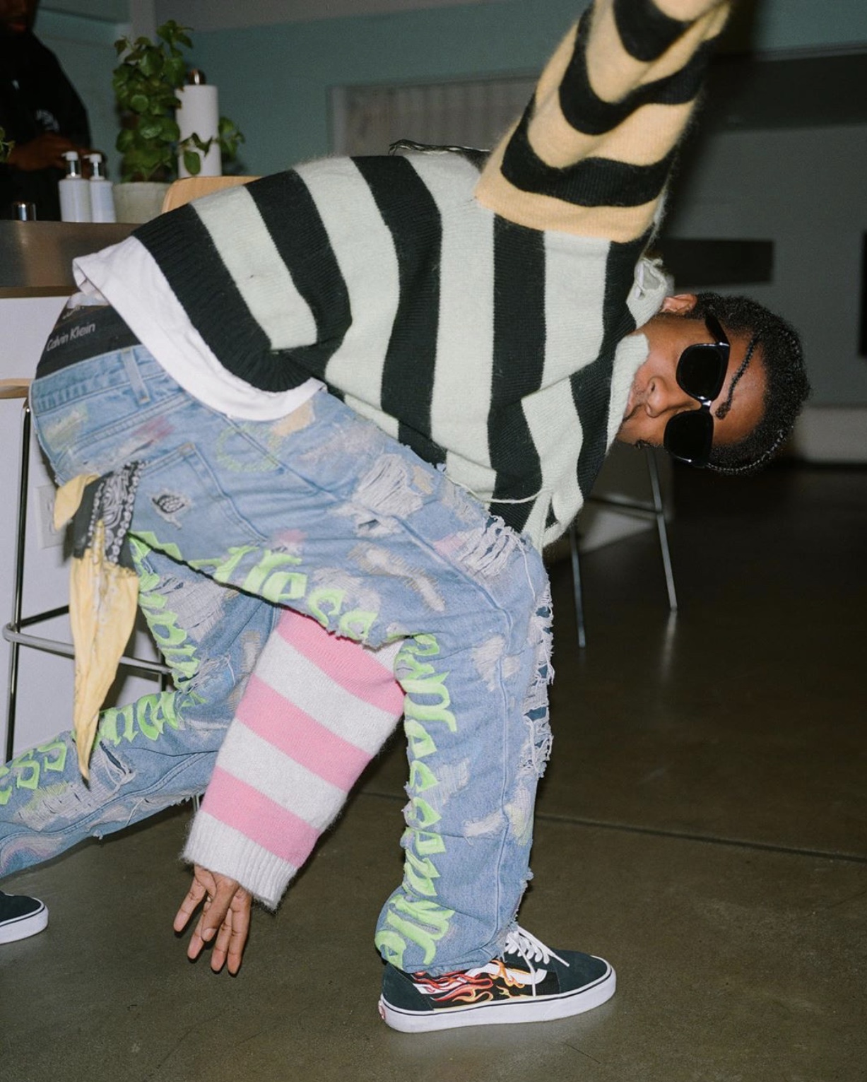 Vlone2020限定asap rocky同款水洗做旧破洞刺绣字母男女潮牛仔裤