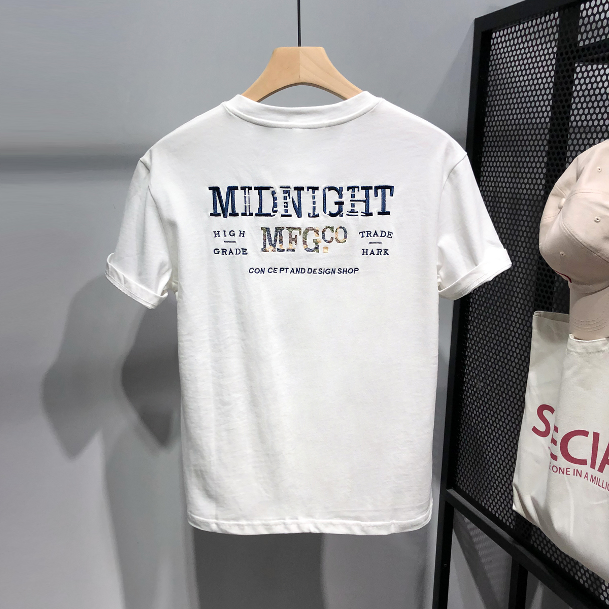 2022夏季后背字母刺绣短袖T恤男士青年休闲韩版上衣潮流百搭半袖t