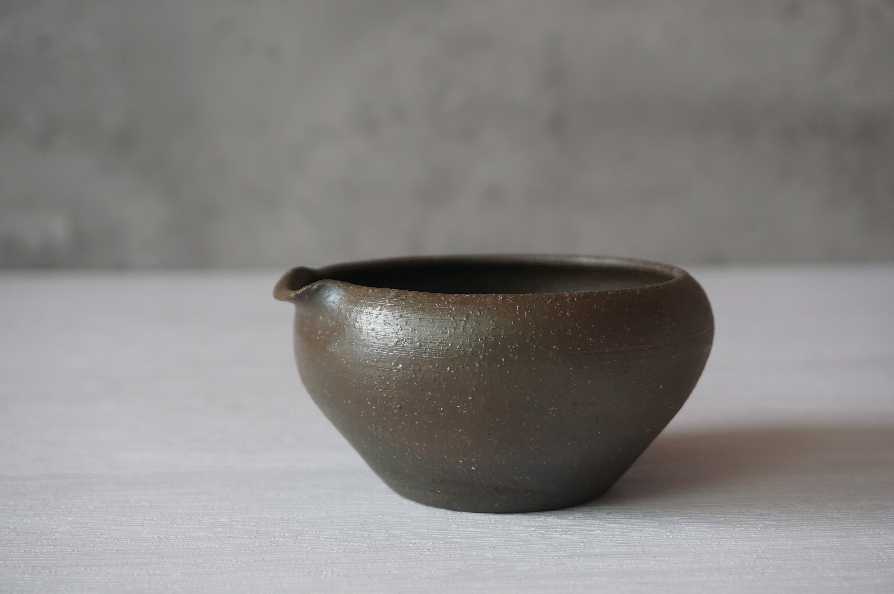 日本进口常滑烧退隐作者梅原宗平宗弘纯手作粗陶梨公道杯