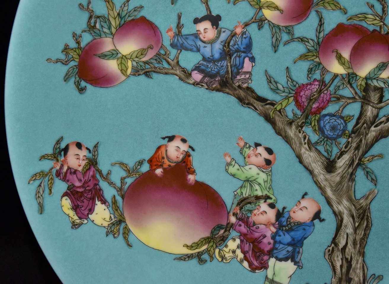 文玩瓷器雍正款绿釉开片粉彩彩高51公分攀桃大盘子摆件