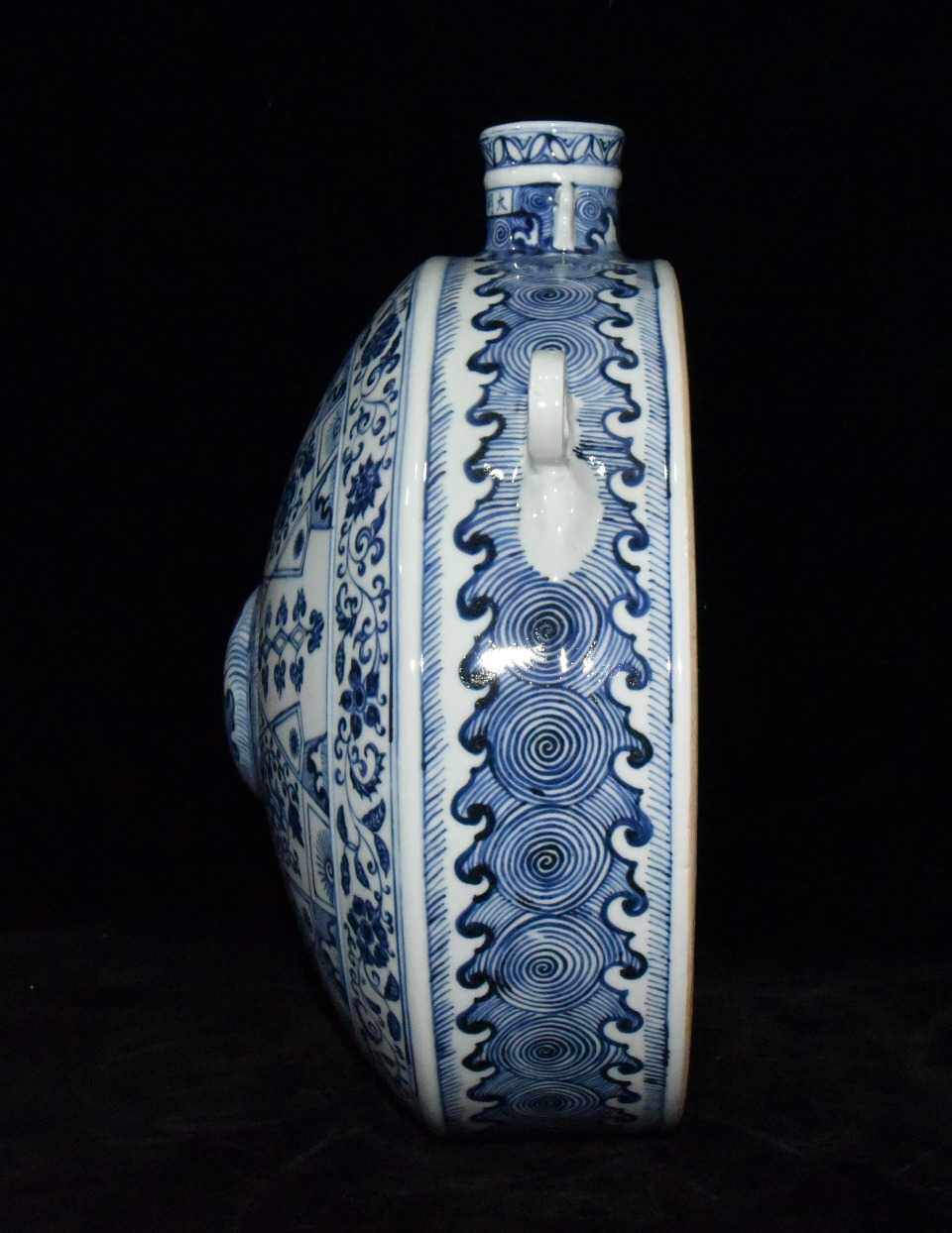 书房文玩瓷器明宣德款青花瓷21公分缠枝花卉扁壶摆件