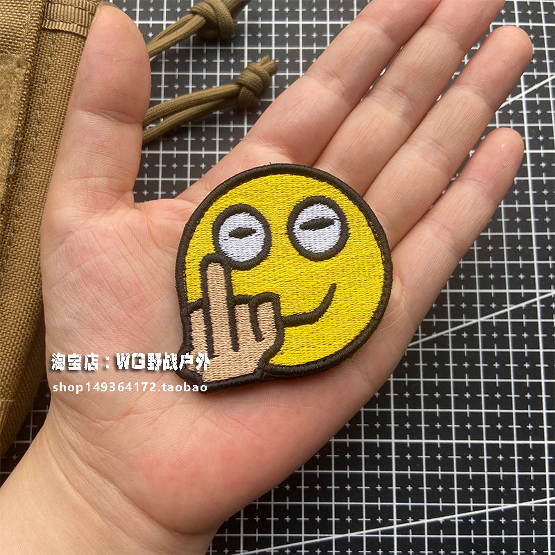贴章中指鄙视表情魔术趣味恶搞士气个性户外贴章
