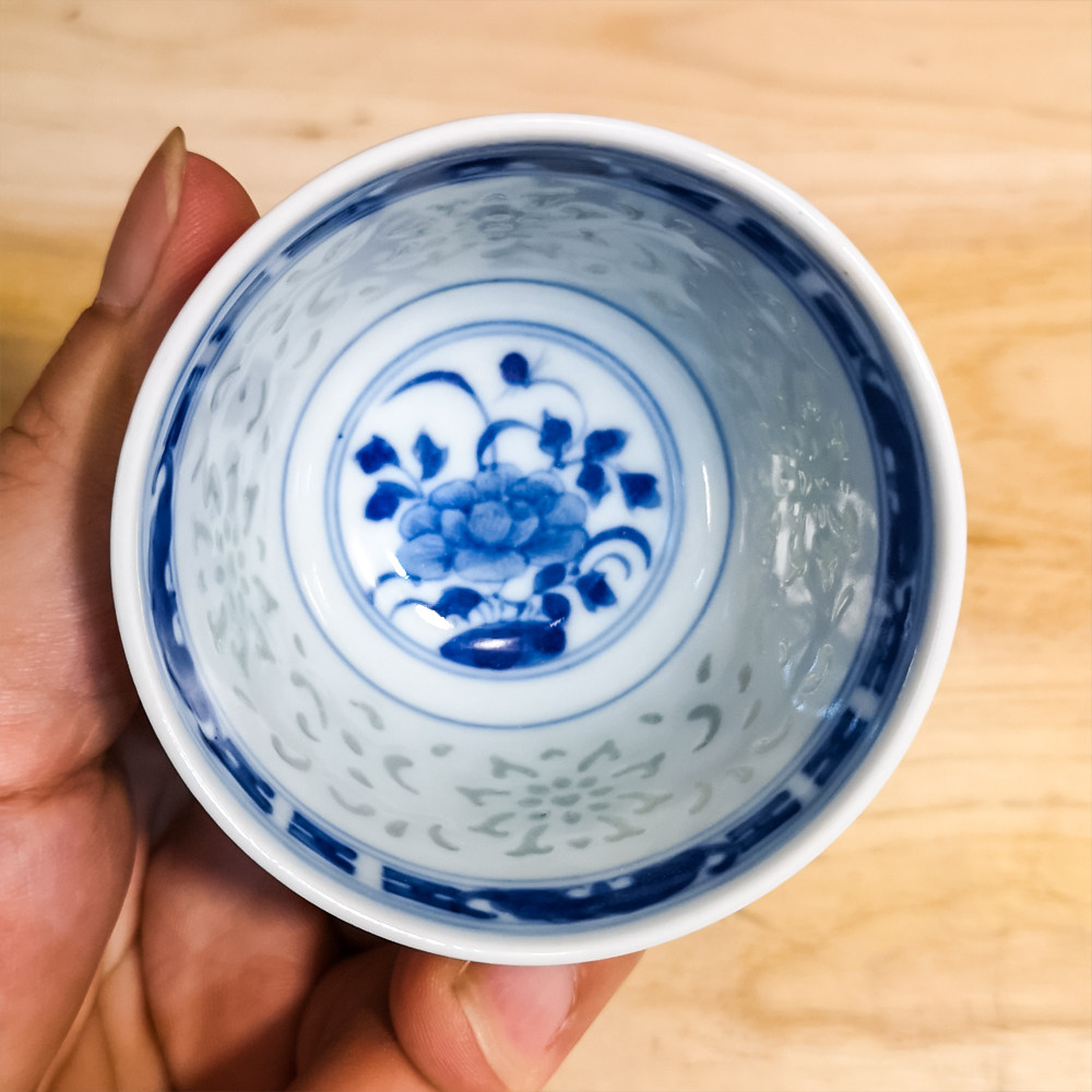 80年代玩玉款手工手绘青花玲珑眼菊花纹品茗杯普茶杯