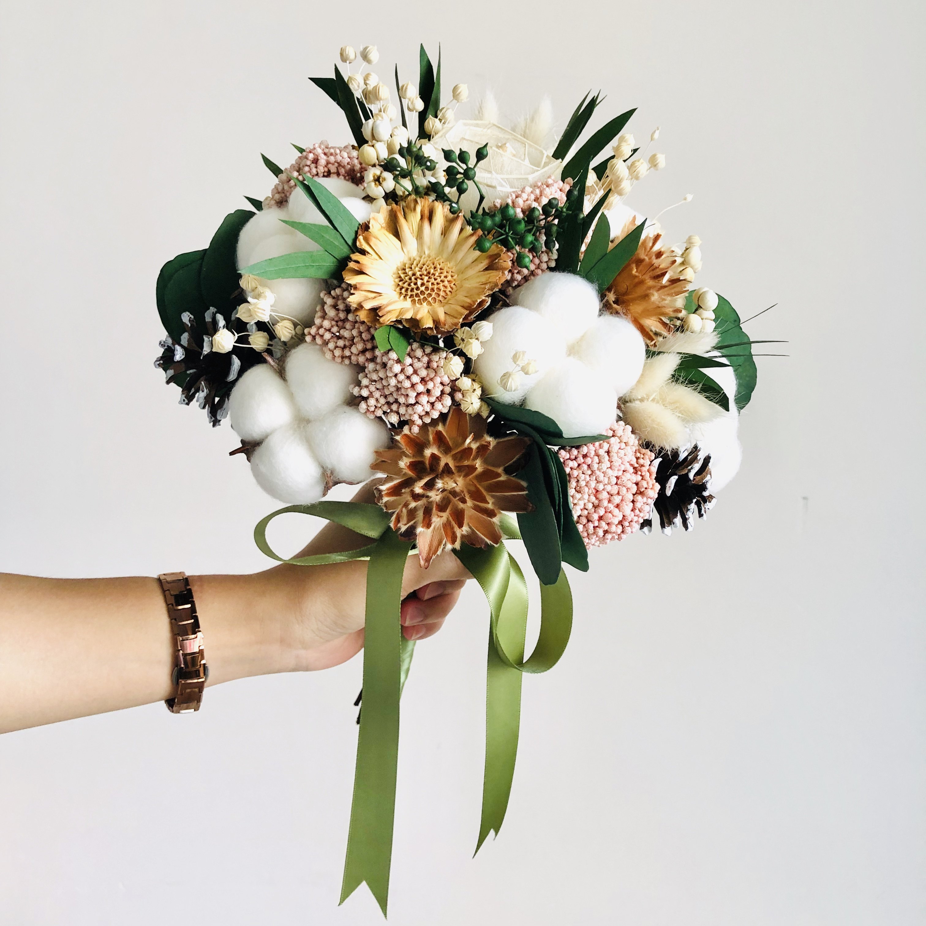 白头偕老新娘婚纱手捧新郎胸花棉花花束永生花