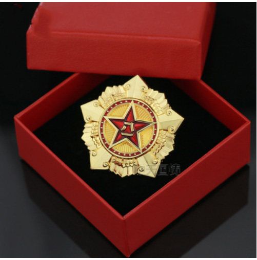 新款现货八一解放独立自由勋章优秀义务兵士官胸针