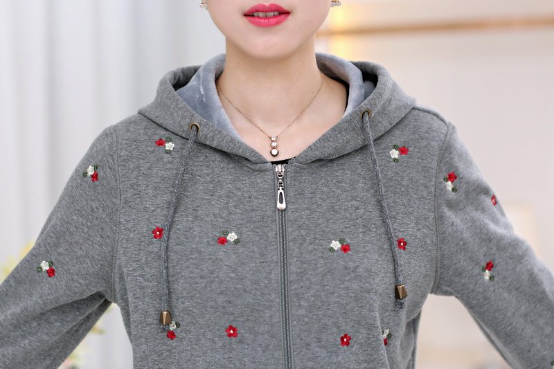 中老年人女春秋季连帽宽松卫衣大码妈妈秋冬加绒绣花纯棉外套上衣
