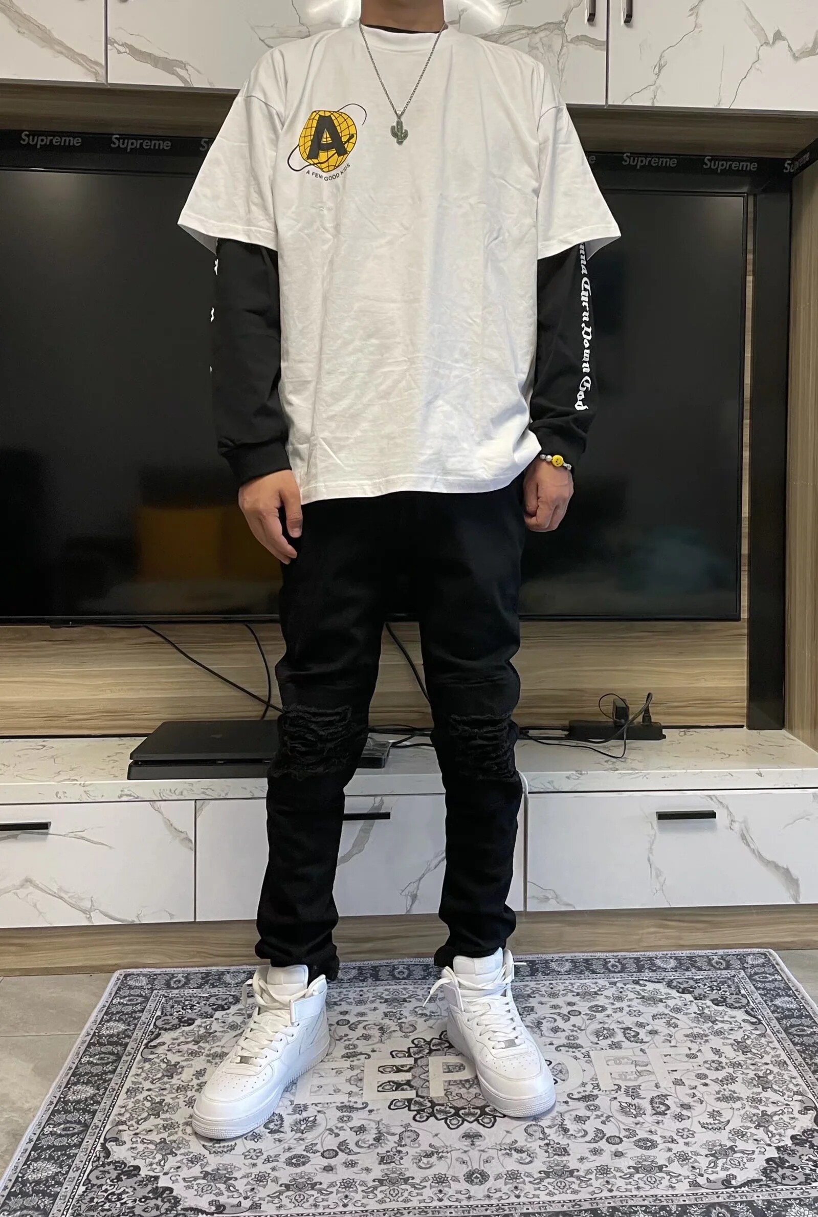 修身牛仔裤稳品穿搭侃爷比伯ins纯色球鞋搭配牛仔裤