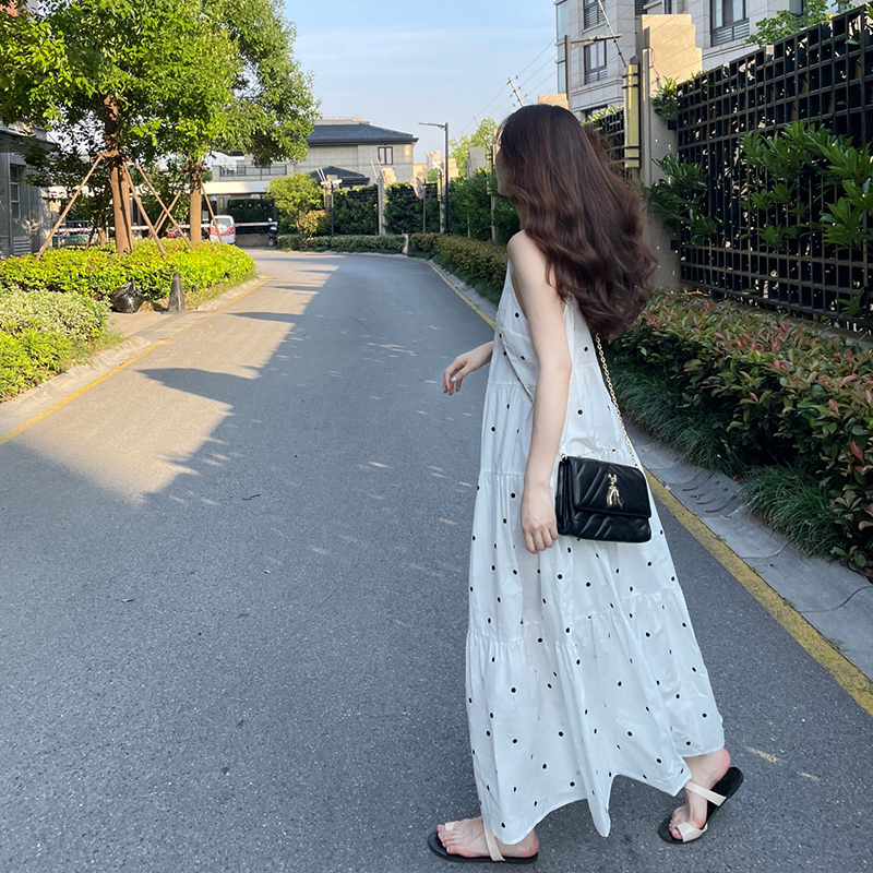 夏季2022年新款女士甜辣风白色波点连衣裙薄款法式沙滩度假长裙子